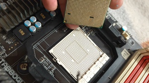 AMD板，映泰ta880gu3+，带挡板。还有三根内存条，亮