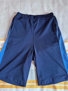 优衣库男童速干短裤，有140码和150码，5～20元，两条包