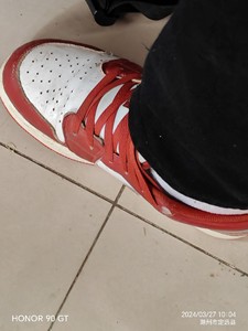 出一款耐克品牌的红色高帮休闲鞋，鞋面采用经典耐克对勾标志设计