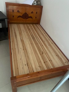 1米2木床，九成新，两张300块钱