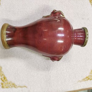 出青花瓷双耳花瓶，产自中国，采用陶瓷材质制作，颜色为季红，款