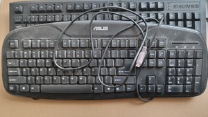 华硕键盘，华硕鼠标USB口正常使用。赛顺圆口，左上角有破损，