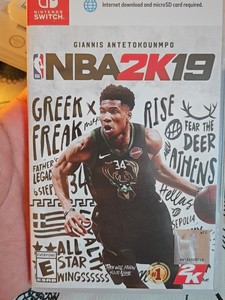 出NBA 2K19的Switch游戏卡。