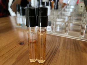 祖马龙香水，红色木槿，1.5ml装两支，一支用过，余量如图所