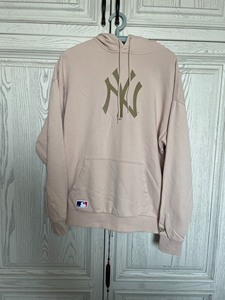 出一件NY Yankees的藕粉色卫衣，实物更像是米色，品牌