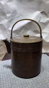 日本金工老铜壶，年份久，包浆漂亮，内镀锡，状态一流。有一处老