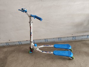 出儿童蛙式滑板车，颜色为蓝白相间，款式为三轮剪刀车，适合儿童