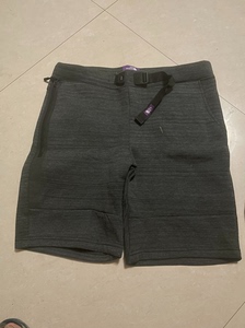 乐斯菲斯北脸户外短裤，不对称设计，左边是斜口袋，右边是带防水