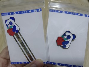 茶百道树莓徽章+书签，蓝色的可爱熊猫+红彤彤树莓。用在书包上