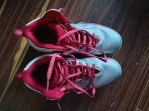 安踏篮球鞋，42码，包裹性很好，火箭队文化鞋，穿了十天，买的