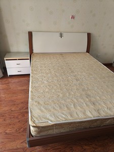 床8成新实木床东方百盛牌子2600买的，有要的自提赠床垫和床