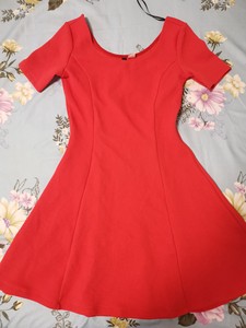 全新hm红色连衣裙，大领口，显锁骨美丽，适合s码，30包邮