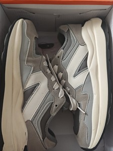 出一双加绒运动鞋，品牌：奥古斯登款式：休闲风格；颜色：灰色。