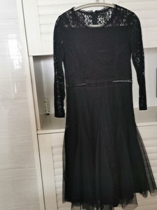 莎佳丽素黑色蕾丝长裙，有内衬。平铺肩宽约37.5cm，胸围约