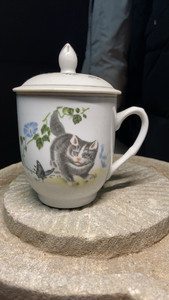 文革小猫戏蝴蝶茶杯一个完完整整一个无磕无碰，小猫灵动可爱。