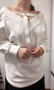 OTR品牌白色棉质卫衣，V领choker正反两穿，M码九成新