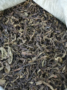 曼糯古树老叶普洱茶，该款茶是从古树茶毛料筛拣中筛拣出来的老叶