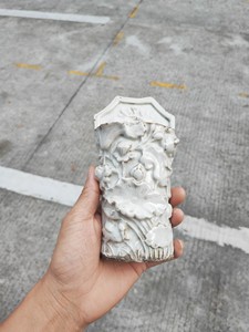 清代白釉雕塑壁瓶高17宽9品沿有俩条裂纹后面也有一条线有一点
