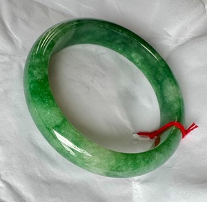 全新满绿翡翠手镯， 整圈全绿，辣绿色，传说中的老佛爷，飘着雪