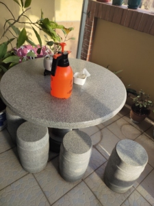 家中平台的一套石凳石桌出售，产自江西庐山市星子石材乡陶渊明的