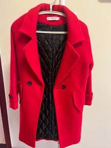 商场购入的茵佳妮L码红色毛呢外套，清洗后一次未穿过，全新。诚