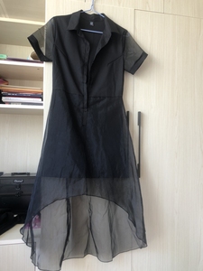 黑色连衣裙  下半身是网纱拼接  燕尾款网纱   衬衣领
