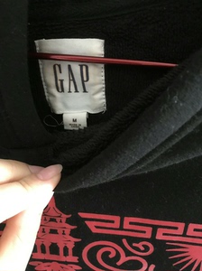 GAP黑色加绒卫衣，M码，唯品会入，九成新，图片上衣服有毛絮