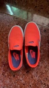 耐克专柜购入一脚蹬女鞋板鞋运动鞋，亮橙色很时尚。骚粉荧光橙粉