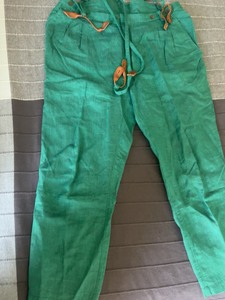 江南布衣亚麻裤子，带背带。全新没穿过。记错号，买小了。纯正绿