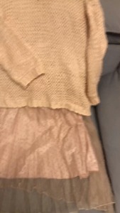 一套橘粉色毛衣+纱裙，实体店购入，m上衣可穿到140斤宽松版