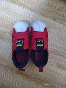 儿子大了，鞋子只穿了一季，转给有缘的妈咪。阿迪贝壳鞋，红色#