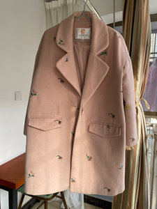 乐町呢子中长款外套，含羊毛，是淡淡的粉色，版型很好看，便大，