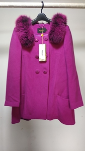梅岑品牌女装，羊毛大衣，全新带吊牌，吊牌价:3380元  型