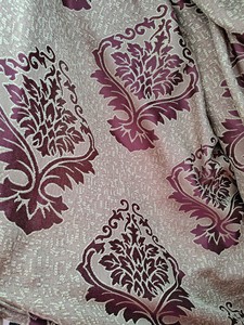 出紫色和米色相间的雪尼尔提花窗帘，具有浓郁的欧式风格。这款窗