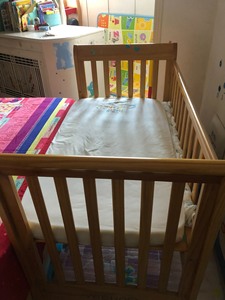 英式婴儿床，使用3年，8成新，送床垫床围，价格可聊，货拉拉送