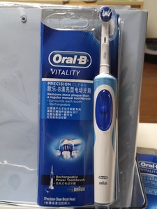 欧乐B清亮型电动牙刷，比普通平头手动牙刷更有效，清除牙菌斑杯