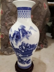 青花山水陶瓷器景德镇特色陶瓷花瓶柜台摆件高度46厘米左右。可