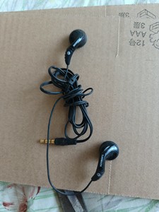 汤姆逊耳机，正常使用，很少见的耳机，售出不退换，偏远地区不包
