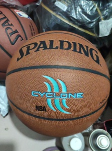 二手斯伯丁飓风七号篮球，库存尾货可能耐磨性差点，低价出售。