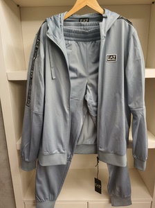 EA7运动套装，天蓝色，M，衣长68，袖长67，胸106，裤