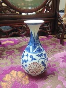 玉壶春小花瓶，手绘青花釉里红，发色好，画工精制，古朴自然，高