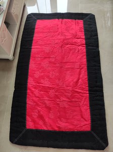 老式丝绸褥子面，镶黑布边，品相如图所示，很正的红色，新的没用