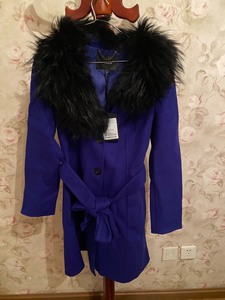 欧碧倩铁粉，这件大衣是冬款纯羊毛大衣，非常保暖轻巧，买给妈妈