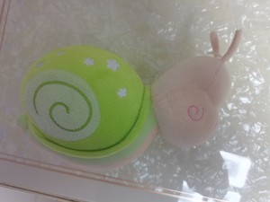 出一款可爱的绿色蜗牛毛绒玩具，品牌未知。它长约20厘米，适用