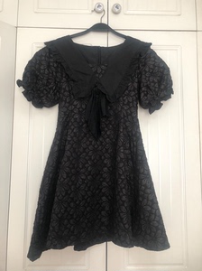 马克华菲Fairwhale黑色蝴蝶结甜酷风连衣裙，泡泡袖，面