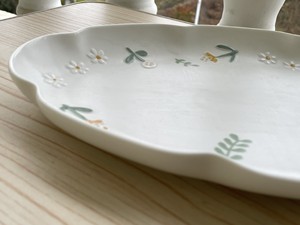 手工陶瓷盘子，白色花朵图案，20cm x 15cm