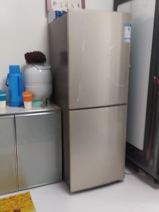 出海信 Hisense品牌的118升双门小型冰箱，颜色为香槟