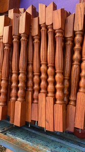 红橡实木楼梯，高品红橡，纹路清晰，小柱73根，大柱3根，扶手