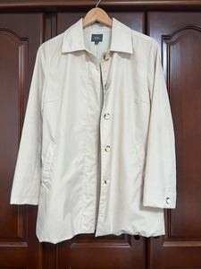 堡狮龙bossini女士半长外套，米白色的，很多年了有一些穿