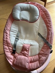 出一款粉色的婴儿摇椅，购置于京东。这款摇椅适合0-36个月的